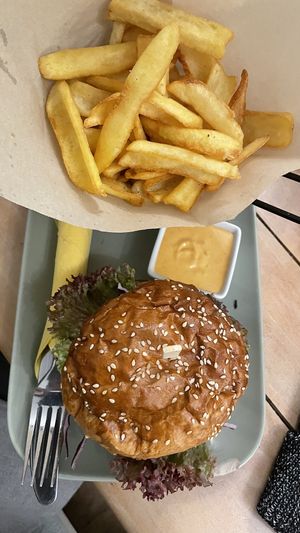 Farmers Burger with Fries & Cocktail sauce  at Veggiezz - Opernring in Vienna