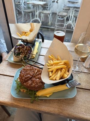 gyros wrap & delight burger  at Veggiezz - Opernring in Vienna