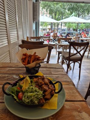 Protein bowl with sweet potato fries at Veggiezz - Opernring in Vienna