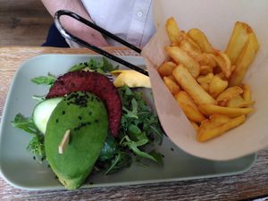 Avocado burger at Veggiezz - Opernring in Vienna
