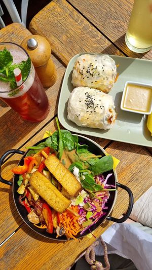 Kimchi summer rolls and satay salad with tofu skewers at Veggiezz - Opernring in Vienna