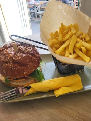 Cheese burger and fries at Veggiezz - Opernring in Vienna