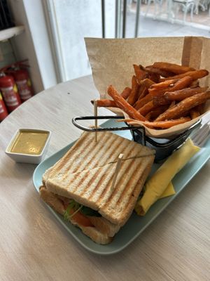 Clubsandwich mit Süßkartoffel Pommes 15,80€, Erdnuss Limetten Dip 1,10€
  at Veggiezz - Opernring in Vienna