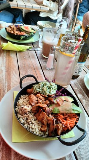 Gyros bowl and homemade limonade at Veggiezz - Opernring in Vienna