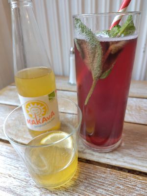Hibiscus lemonade, Makava icetea at Veggiezz - Opernring in Vienna