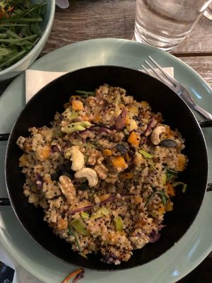 Chrunchie quinoa bowl at Veggiezz - Opernring in Vienna