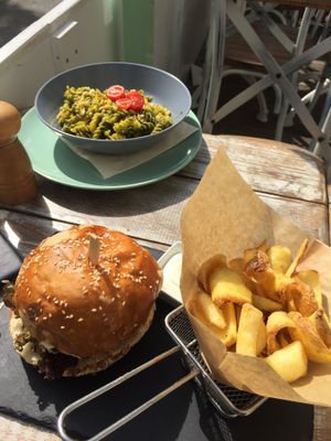 Smoky burger and pasta at Veggiezz - Opernring in Vienna
