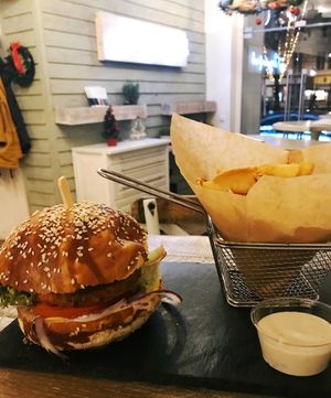 Farmers Burger with home fries and Kräuterdip  at Veggiezz - Opernring in Vienna
