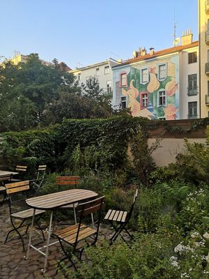 Amazing wildly grown yard at Waipawa - Letna in Prague