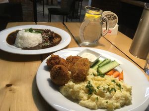 Cauliflower "wings" with mashed potatoes and seitan with ginger sauce with rice 💚 at Waipawa - Letna in Prague