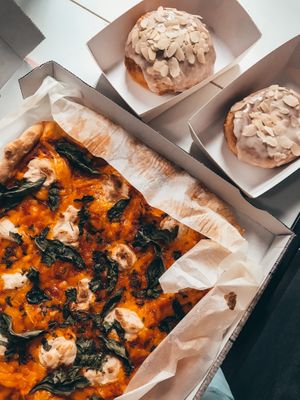 Pizza Margherita and applesauce donuts at The Judgy Vegan in Brussels
