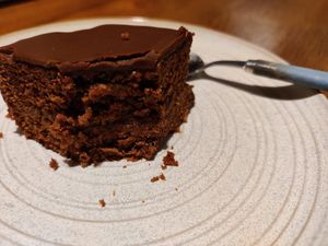 Gâteau chocolat confiture et ganache at The Judgy Vegan in Brussels