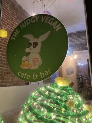L’extérieur du café at The Judgy Vegan in Brussels