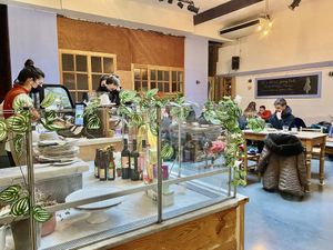 Wide main room and family atmosphere at The Judgy Vegan in Brussels