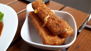 chease croquettes at The Judgy Vegan in Brussels