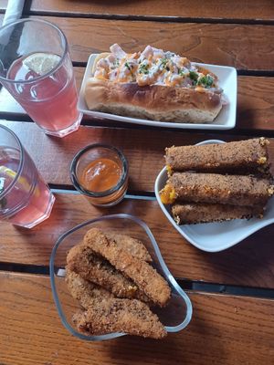 Iced tea, seitan wings, cheese sticks, lobster roll at The Judgy Vegan in Brussels