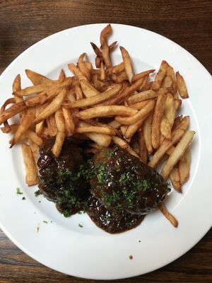 Boulettes liégeoises avec beaucoup de bonnes frites 😍 at The Judgy Vegan in Brussels