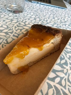 Cheesecake à la mangue 🥰 at The Judgy Vegan in Brussels