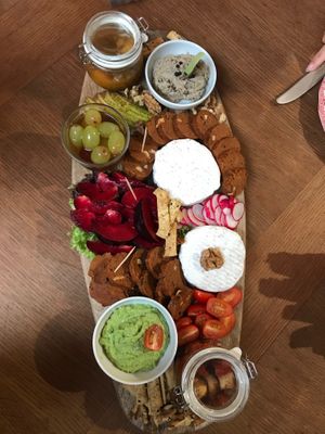 Planche Vegan avec fromages, chorizo, tartinade petits pois, tartinade poivre noir, raisins marinés, tofu et poivrons marinés et chutney maison 😋 at The Judgy Vegan in Brussels
