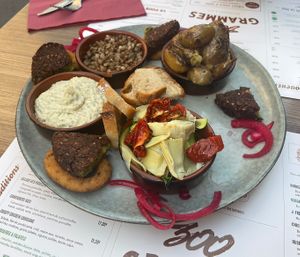 Tapas vegan à partager  at 300 Grammes in Blois