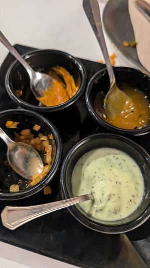 Salsa picante, mango dulce, cebolla y pimientos, menta at Kathmandu in Denia