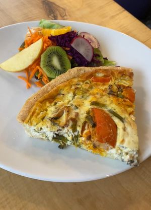 Quiche faite maison, légumes de saison accompagnée de sa petite salade ! at Altérez-vous in Louvain-la-neuve
