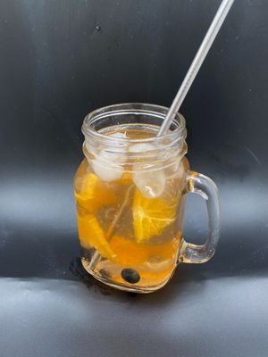 Boisson éphémère de l'été : Thé glacé rafraichissant et peu sucré à l'abricot et à la pêche. at Altérez-vous in Louvain-la-neuve