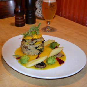 Plat vegan : mille-feuilles de courge butternut, risotto "complet" champignons pleurotes, kale noir de toscane et coulis de carottes jaunes 🍄 at Altérez-vous in Louvain-la-neuve