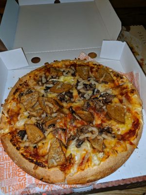 Vegan pepperoni pizza, this was very nice and even better knowing no one had to suffer for my indulgence. Love the cool vibes of the the take-away, will definitely visit again!    at Zad's in Manchester