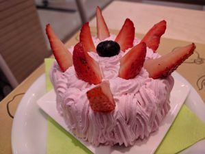 strawberry cake at Universo Vegano in Verona
