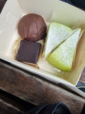 Vegansk prinsesstårta, biskvi och jordnötsruta 🤤 at Bagar'n Hornstull in Stockholm