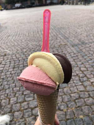 Strawberry, passion fruit and chocolate. Strawberry was sooo good and creamy 🍓 at Dolce Sicilia in Malmo