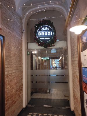 Druzi: Entrance at Druzi in Lviv