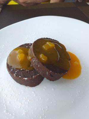 Rolo de alfarroba com molho de manga at Anastacia Delicatesses in Vila Do Conde