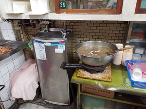 They provide soup (free of charge). They have a water dispensing machine for your convenience at Jiu Liu Su Shi in Taichung