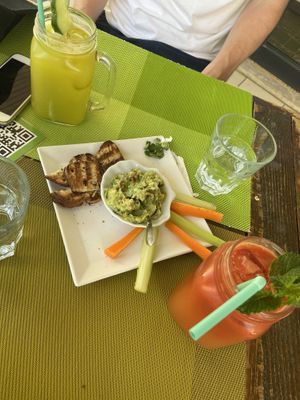 Guacamole starter and juices  at Super Juice in Praia Da Rocha