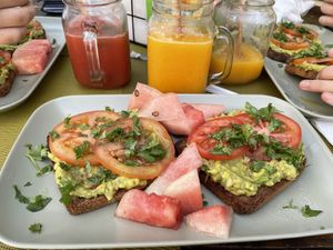 Torradas com guacamole   at Super Juice in Praia Da Rocha