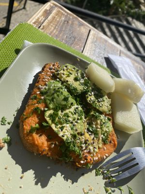 Humus Toast pikant mit Avocado   at Super Juice in Praia Da Rocha