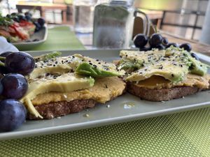 Toast con hummus e avocado  at Super Juice in Praia Da Rocha