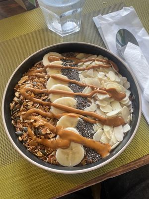 Schoko-Bananen-Erdnussbutter-Bowl  at Super Juice in Praia Da Rocha