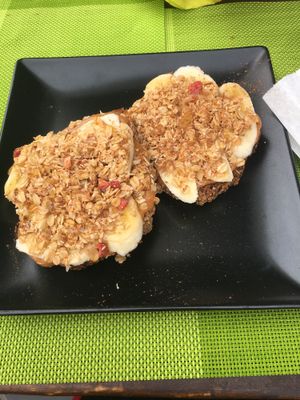 Penutbutter and banana at Super Juice in Praia Da Rocha