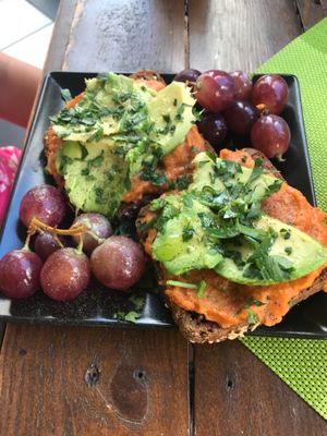 Torradas com húmus  at Super Juice in Praia Da Rocha