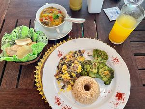 ‘Plate of the Day’:
Brown rice, broccoli with garlic, farofa(delicious), cassava chips and mushroom stew. at Nacasadela in Penedo