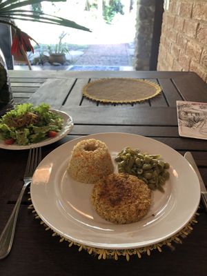 hamburguer de couve flor + acompanhamentos at Nacasadela in Penedo