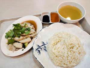 Steamed chicken rice set at Li Wei Vegetarian 笠维素食 in Northeast Singapore