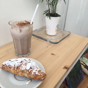 Thé chaï glacé et croissant aux amandes at Leaves House | in Montreal