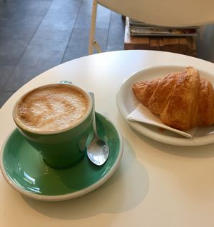 Cappuccino w/ Macadamia Milk & A Vegan Croissant before walking around Mont Royal at Leaves House | in Montreal