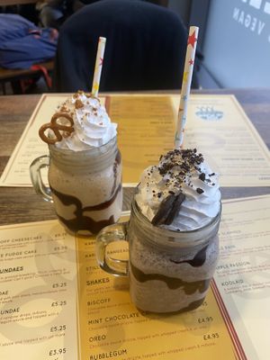 Of course we had to get an oreo and a biscoff milkshake😄#Veganuary at Got No Beef in Cardiff