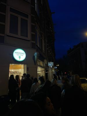 sign and line  at Massimo Gelato - De Pijp in Amsterdam