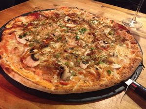 Pizza vegana con espárragos trigueros, cebolla caramelizada y champiñones  at Pizzeria Trozo in Bilbao